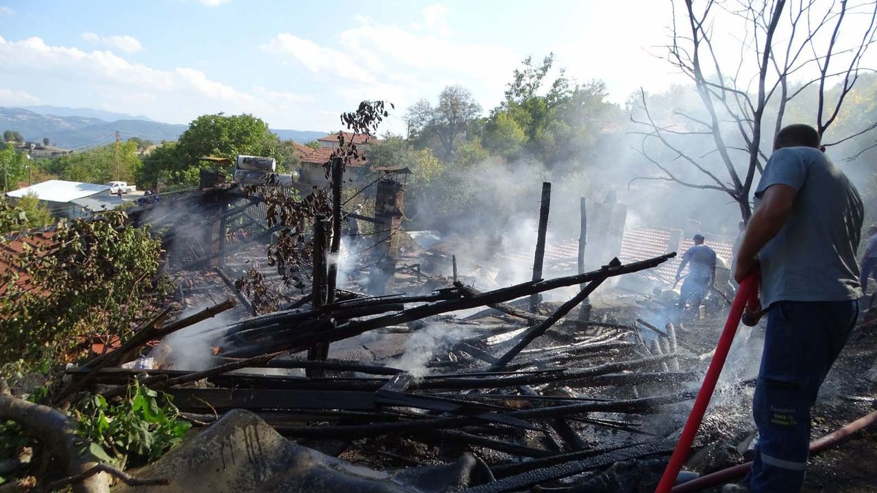 İki katlı evde yangın… Küle döndü!