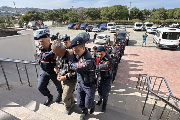 Lastik botla yurt dışına kaçmaya çalışan FETÖ̵...
