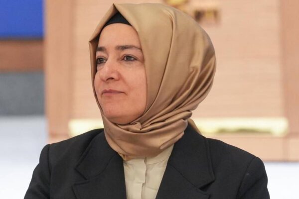 AK Parti’de yeni ‘Fatma Betül Sayan Ka... AK Parti’de yeni ‘Fatma Betül Sayan Ka...